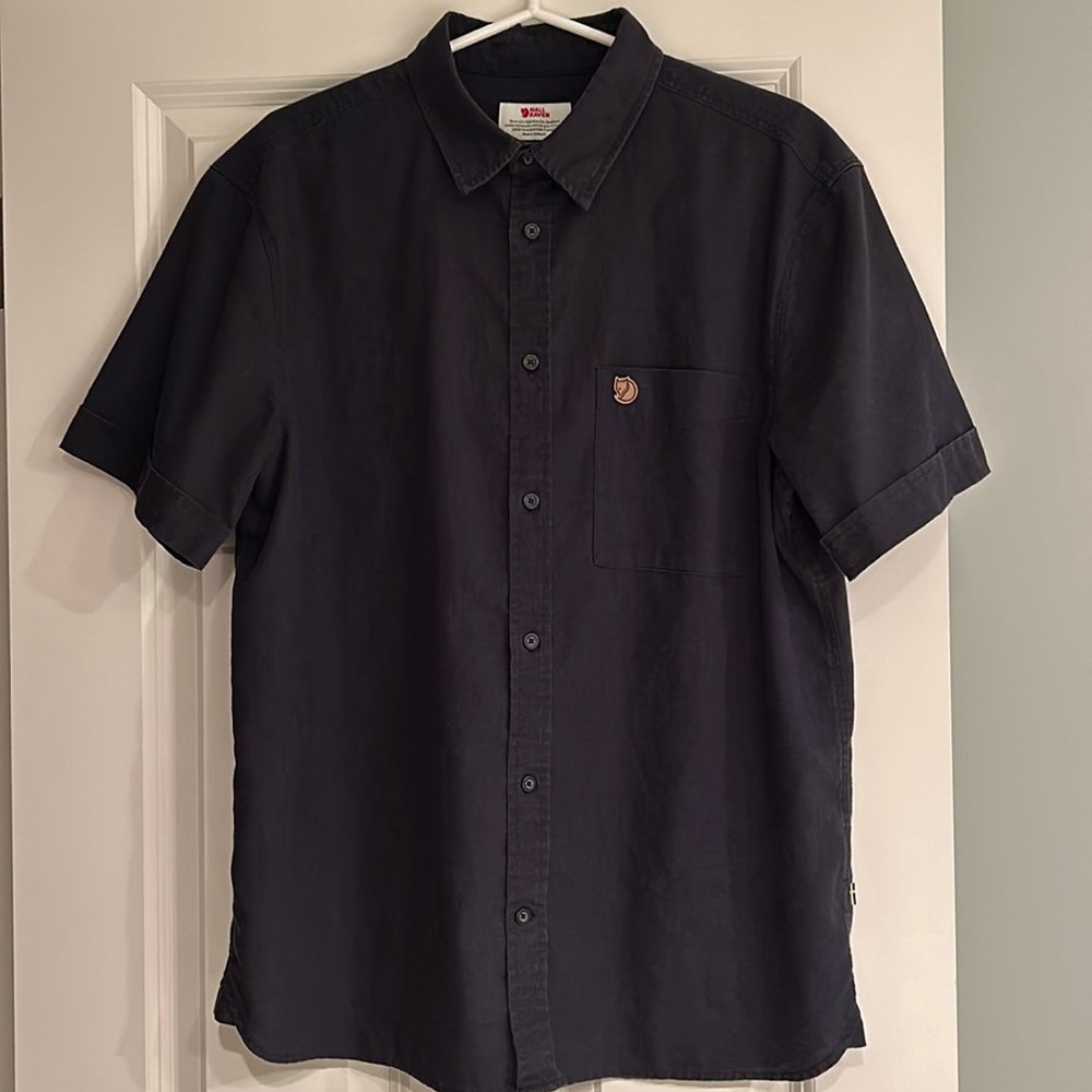 Fjallraven Ovik Travel Shirt Men’s medium short sleeve button down navy blue.